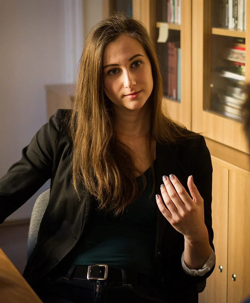 Boglárka egy interjú közben válaszol egy kérdésre.